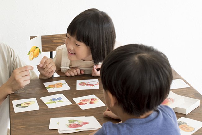 どんなあじカードで遊ぶこども