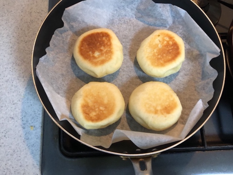 焼き目の入った丸の生地