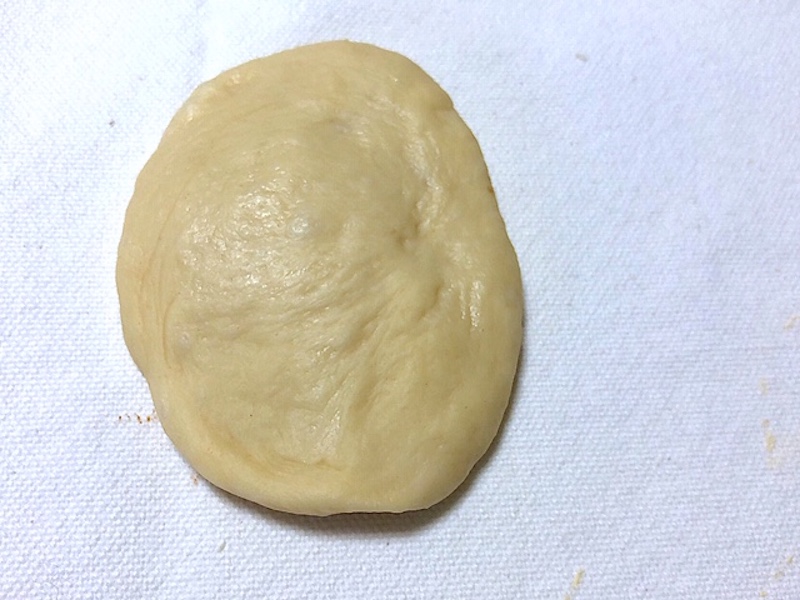 めん棒で伸ばした生地