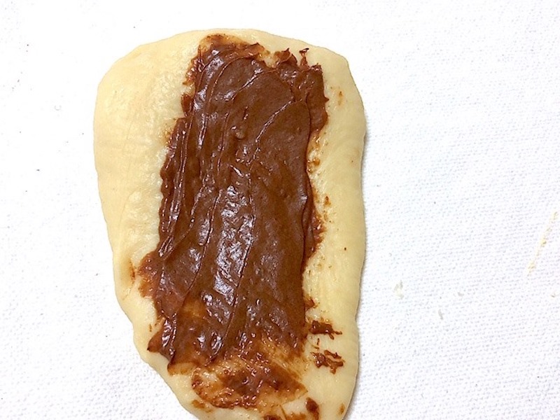 伸ばした生地にチョコを塗る