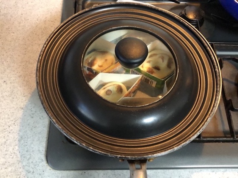 フライパンに蓋をする