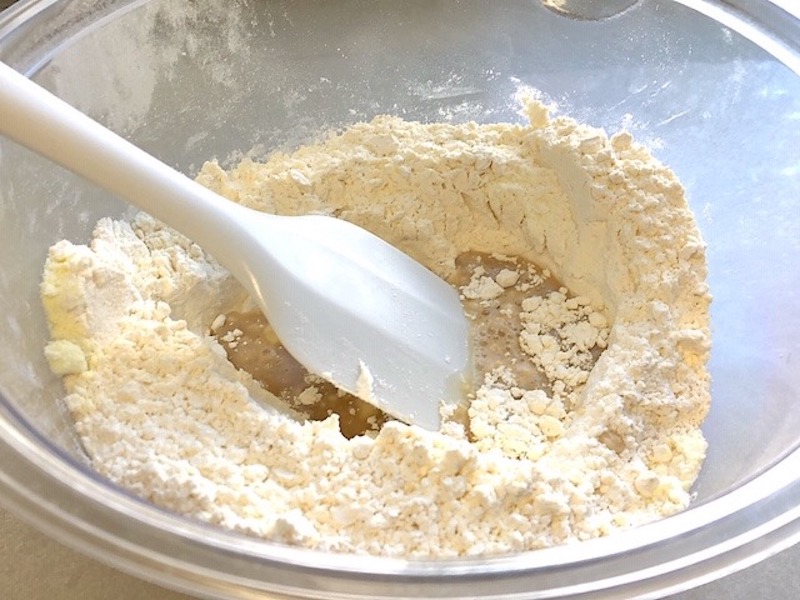 小麦粉に砂糖と水