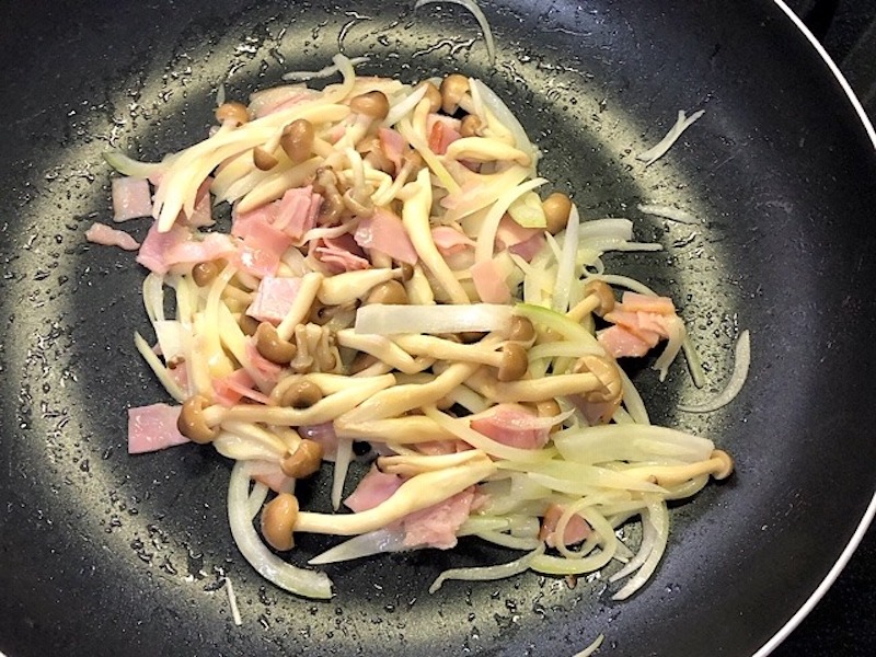 玉ねぎ、ベーコン、しめじを炒める