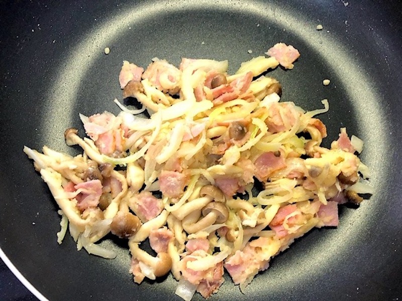 薄力粉を粉っぽさがなくなるまで、炒める