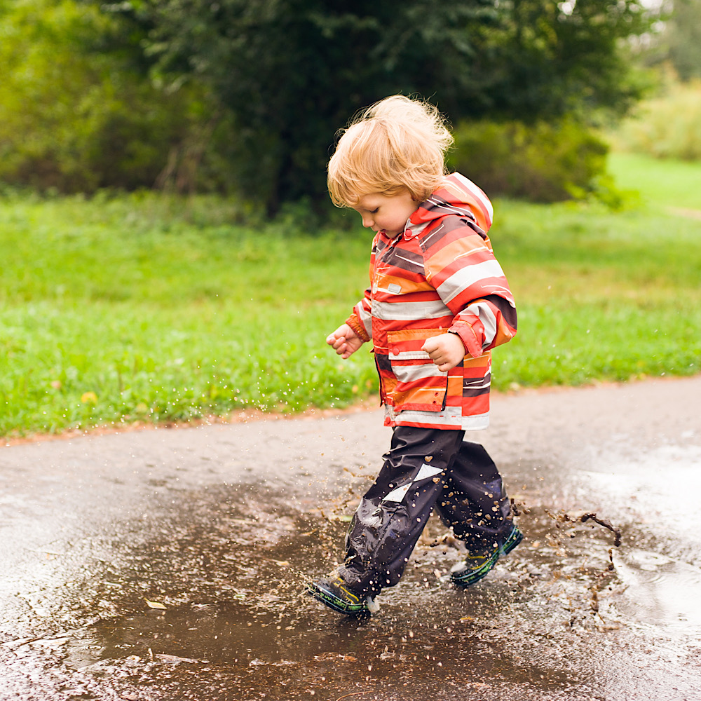 泥遊びをする男の子