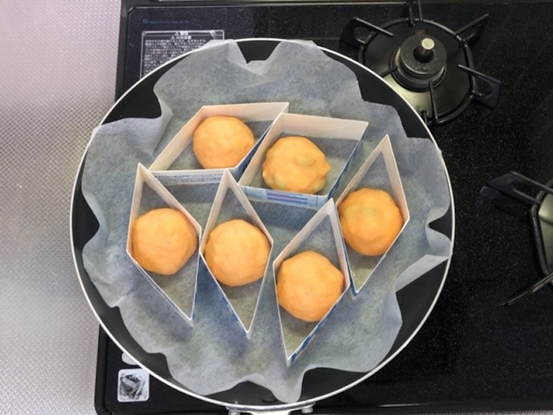 牛乳パック型に成形した生地をのせる