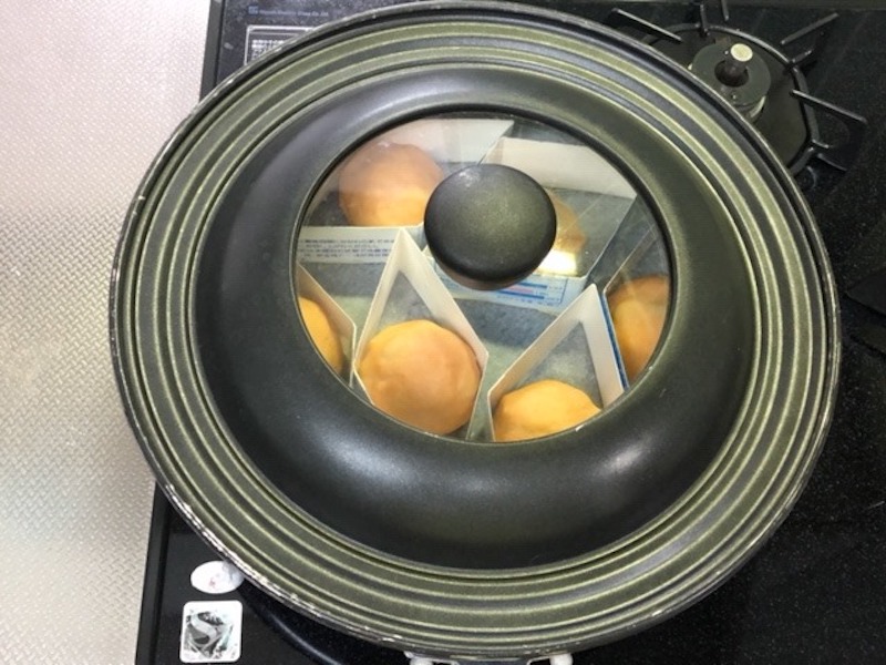 フライパンに蓋をする