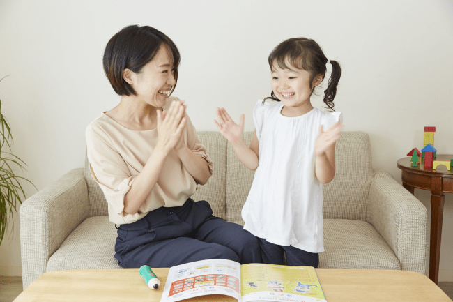 英語の勉強をする子どもとママ