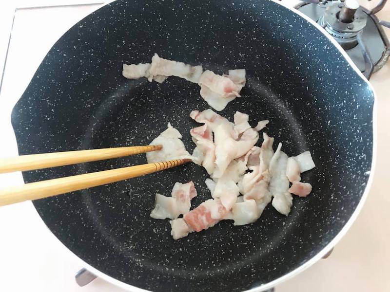 豚肉を炒める