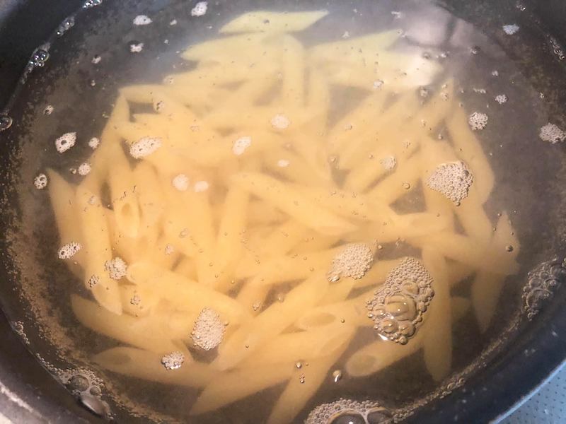 ペンネをお湯に入れる