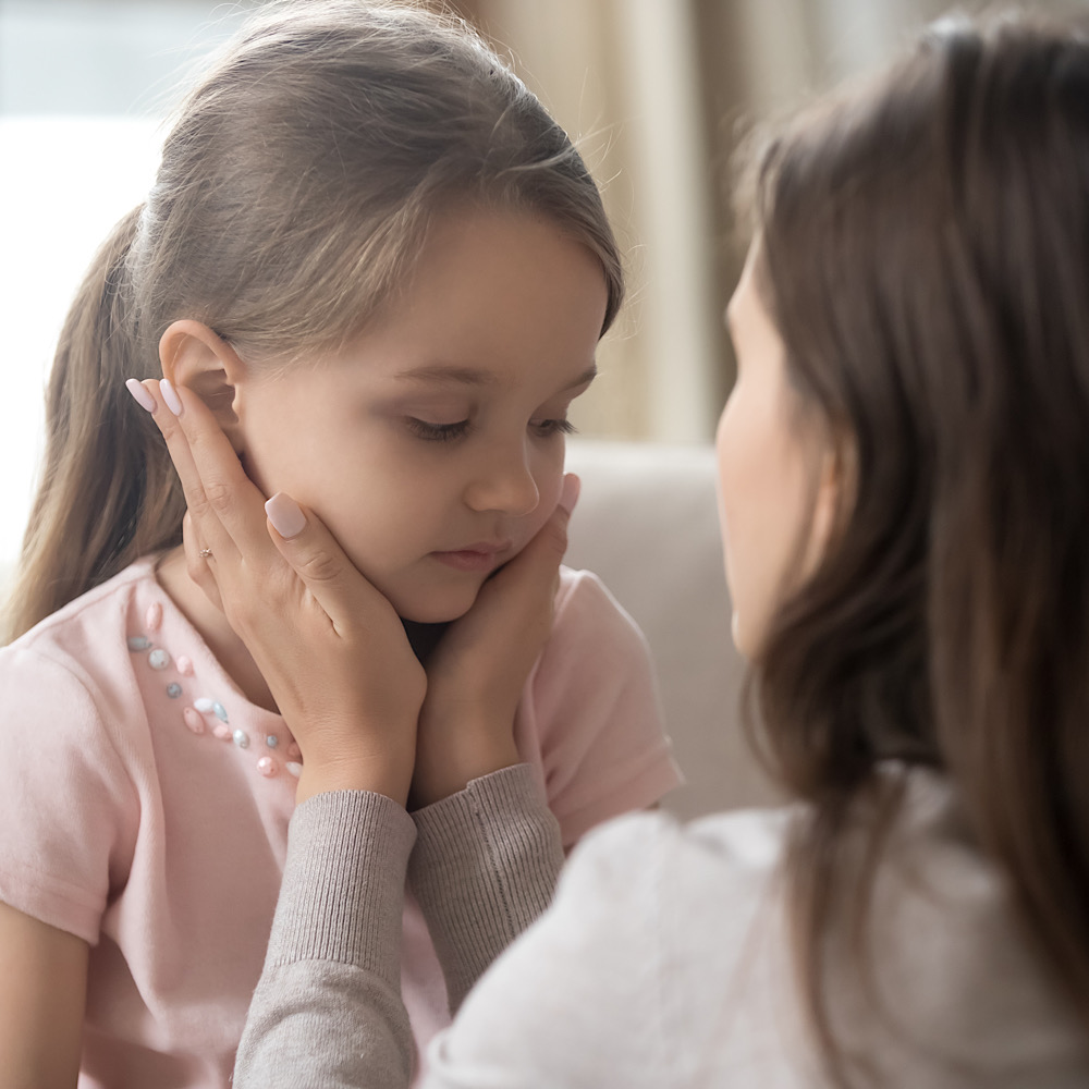 落ち込んでいる子どもに声をかけるママ