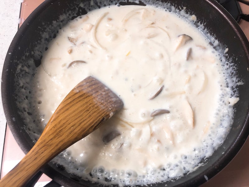 牛乳を少しず注ぎながら、ダマができないように混ぜ、とろみがついたらコンソメと塩コショウで調味