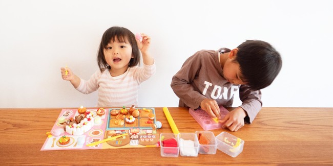 シリコンねんどケーキやさんセットで遊ぶ子ども