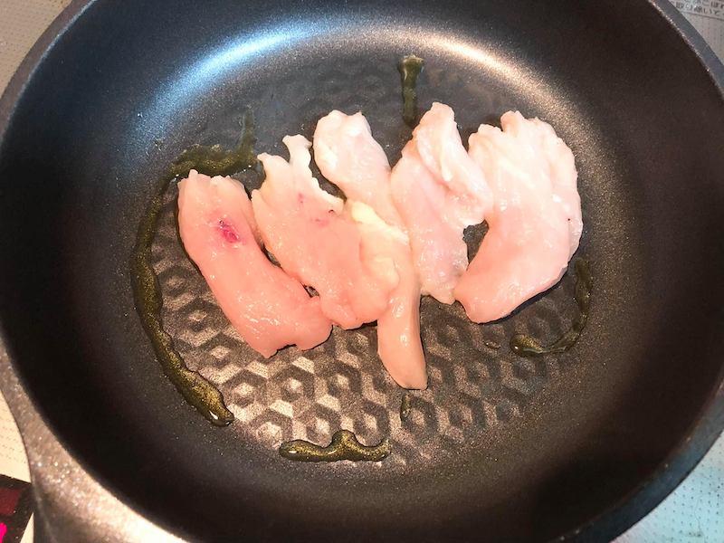 鶏胸肉を炒める。