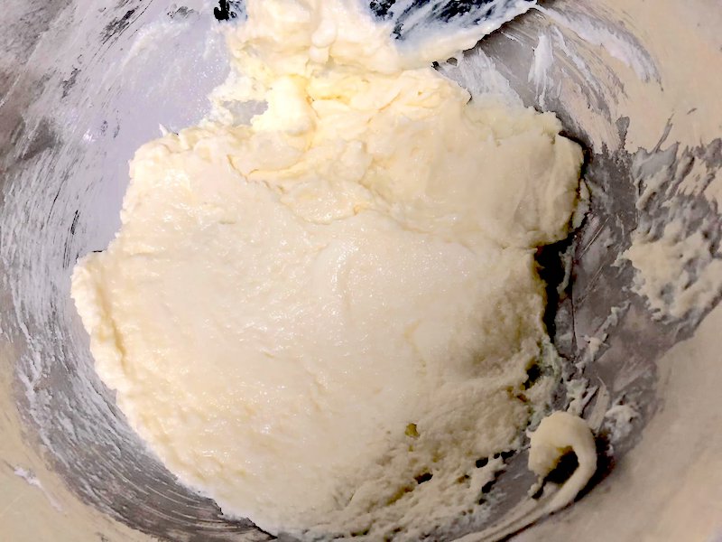 クリームチーズをヘラでなめらかになるまで混ぜる。