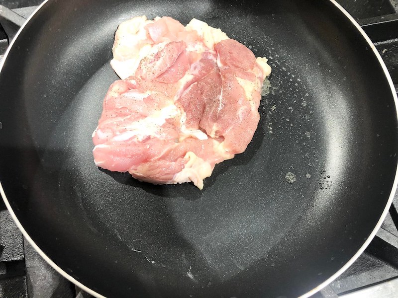 鶏もも肉の皮目から強火で焼き色をつける