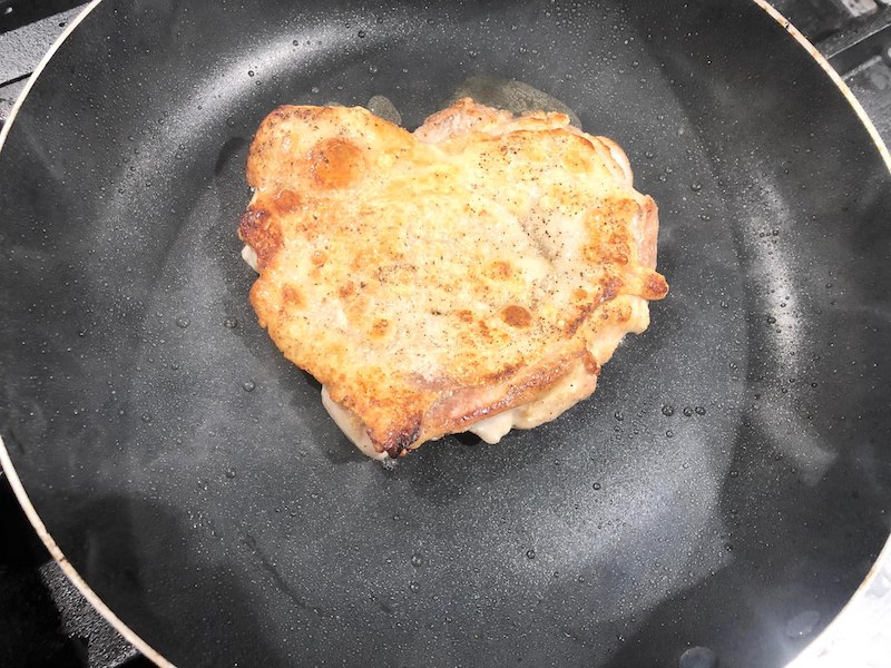 鶏もも肉に焼き色をつける