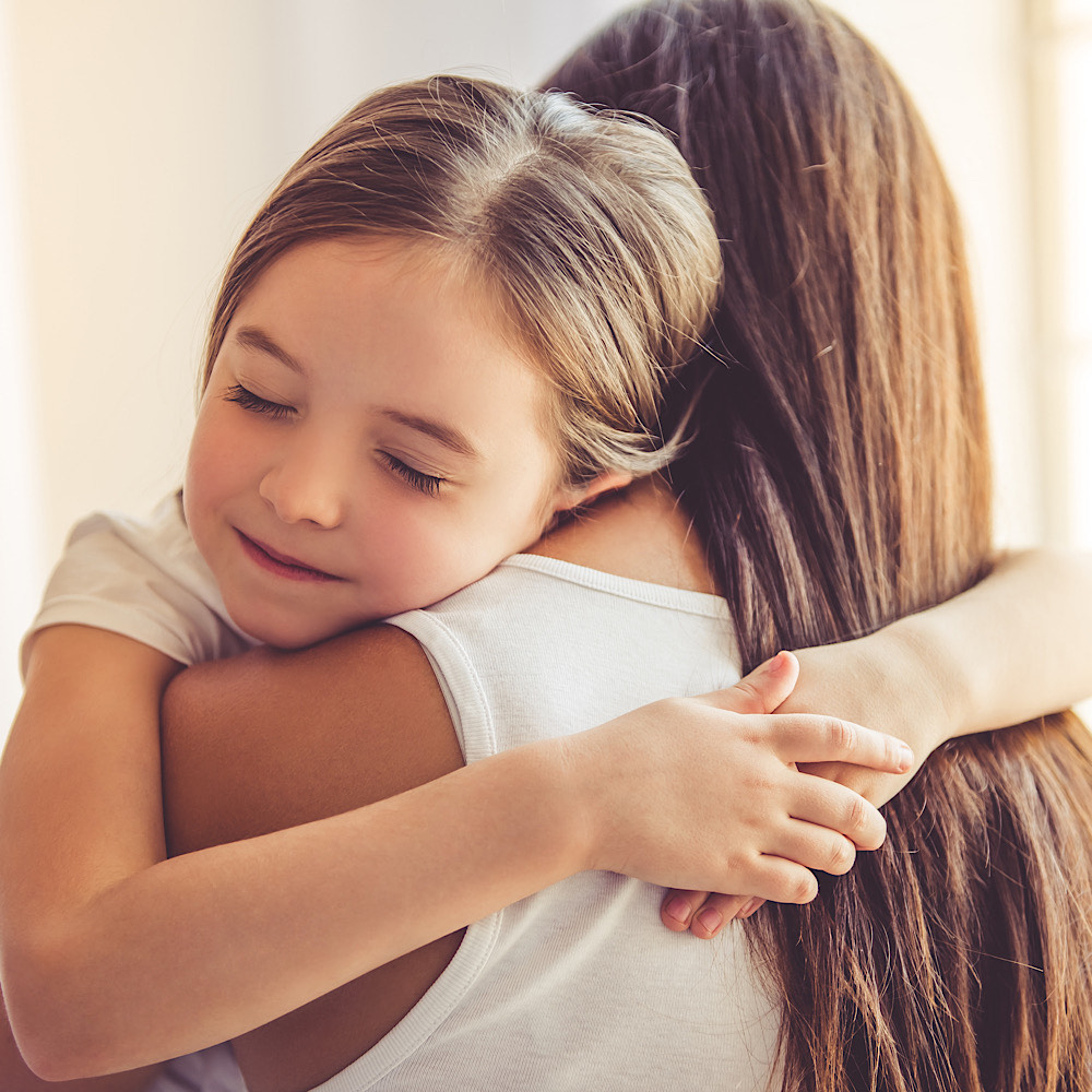 抱き合うママと子ども