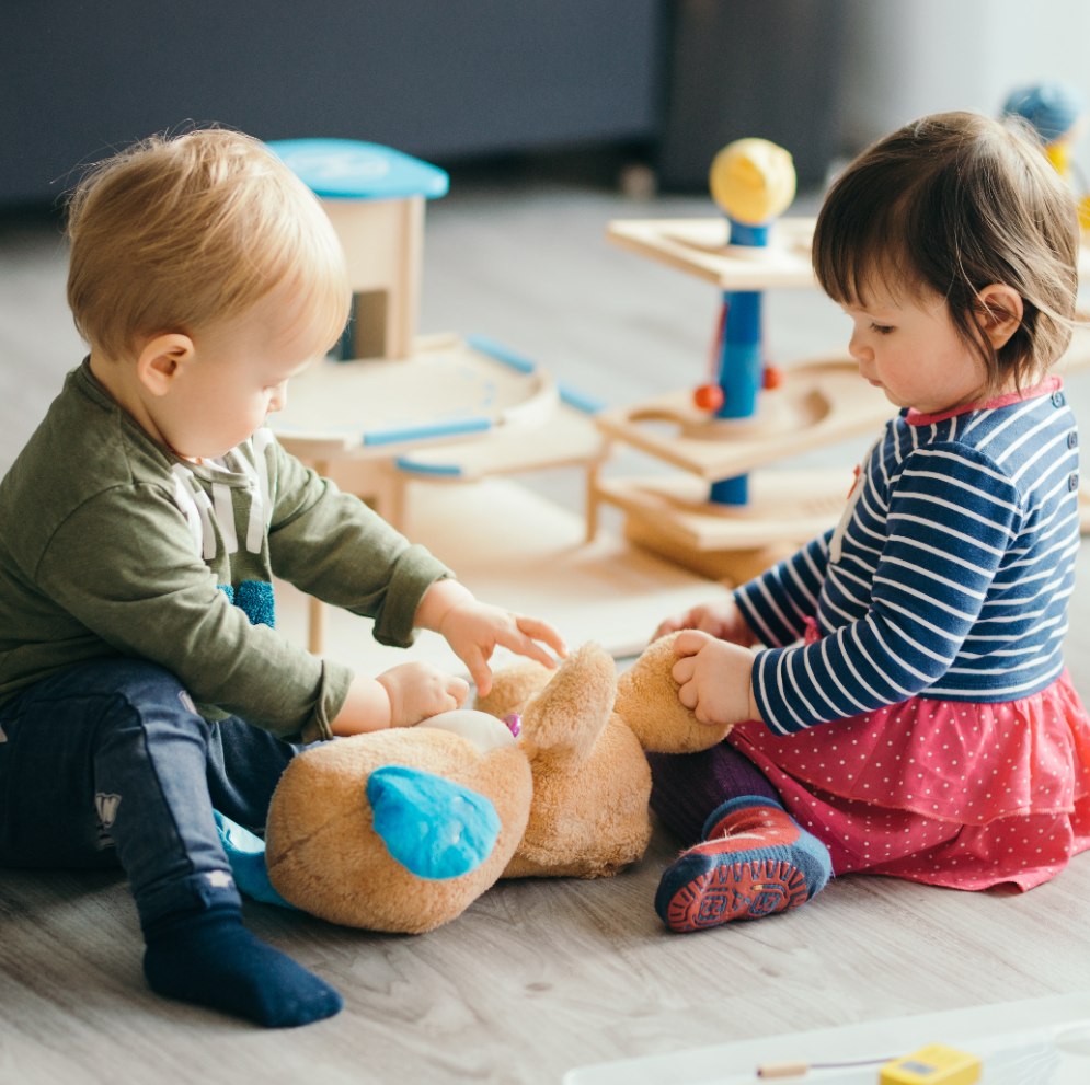 おもちゃで遊ぶ、男の子と女の子