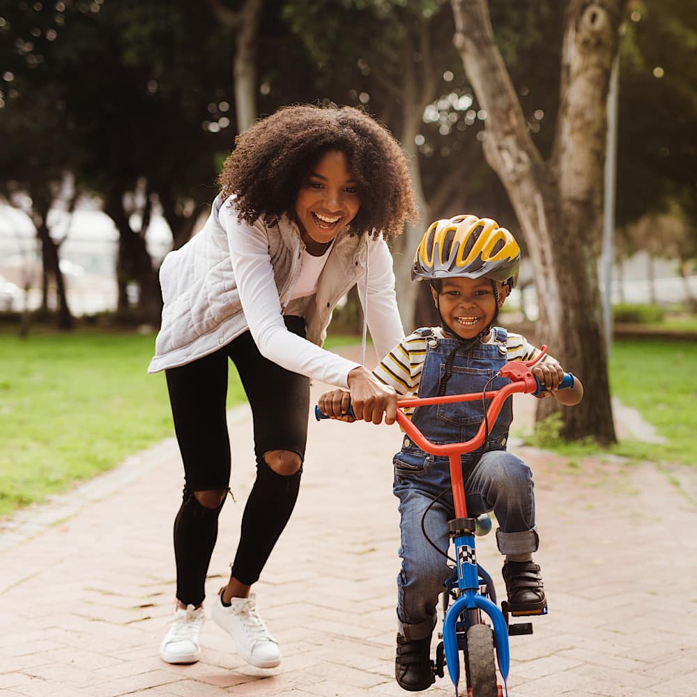 自転車の練習をするママと子ども
