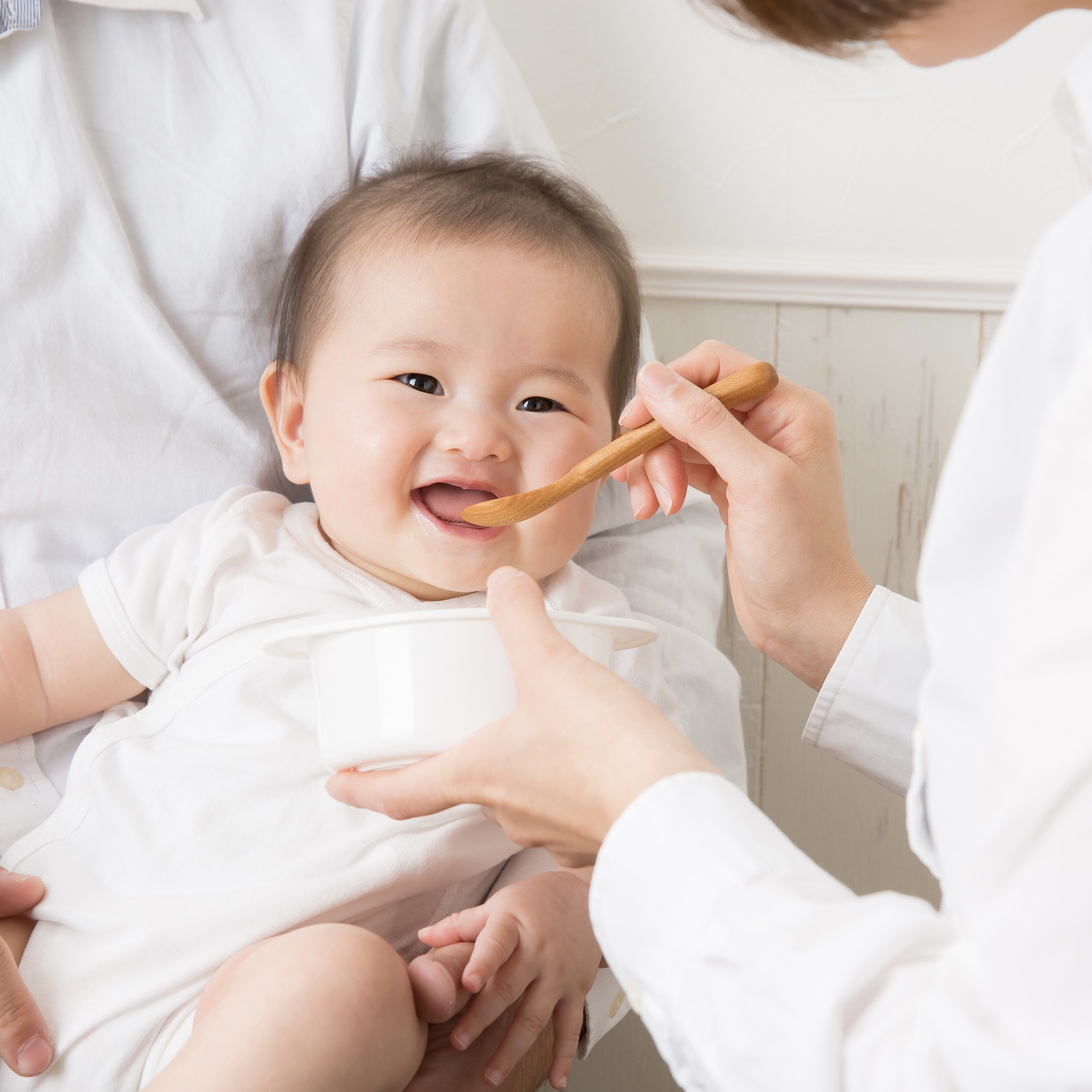 離乳食をたべるあかちゃん