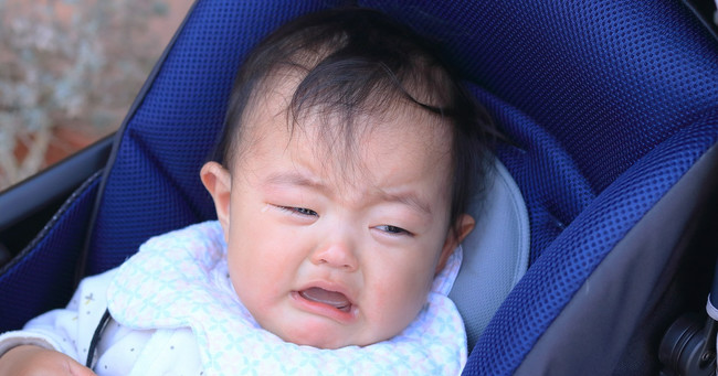 ベビーカーの中で泣く赤ちゃん