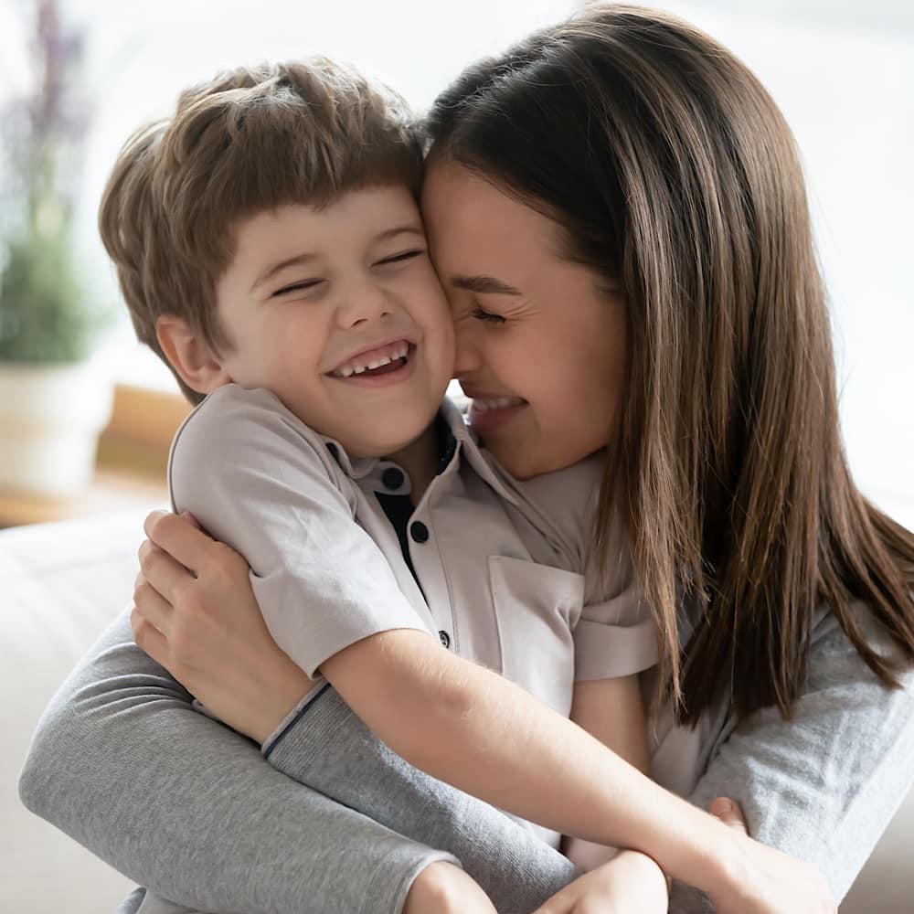 子どもを抱きしめる母親