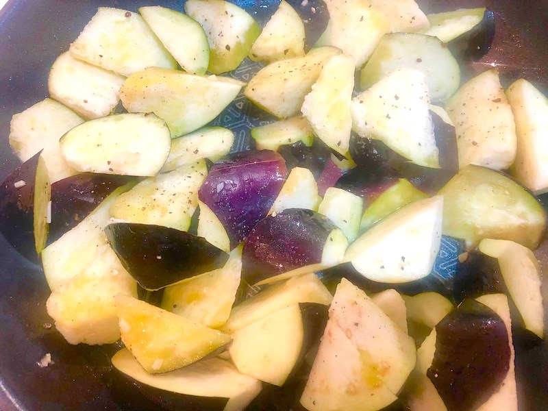 茄子の水気を切り、塩胡椒と共にフライパンに入れ、しんなりするまで炒める
