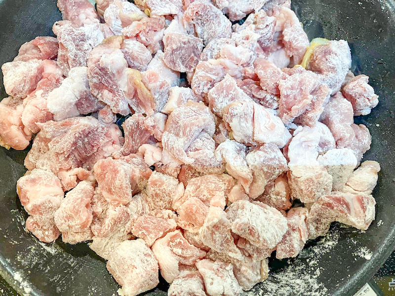 豚肉を1cm角程度に細かく切り、片栗粉を全体的にまぶす