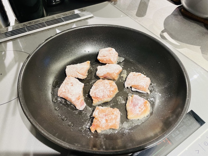 フライパンにオリーブ油を熱し、鮭の両面に焼き色がつくまで焼いて取り出しておきます。