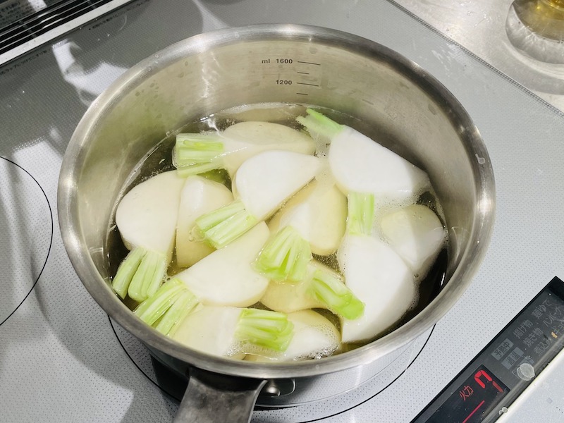 鍋に出し汁とかぶを入れて火にかけ、沸騰したら火を弱め8分程煮る