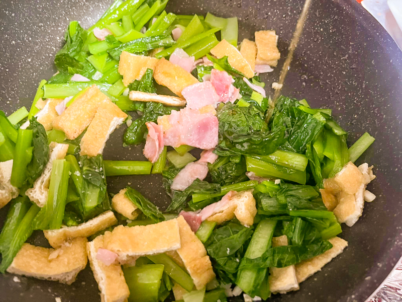 小松菜と油揚げのニンニク炒めの作り方